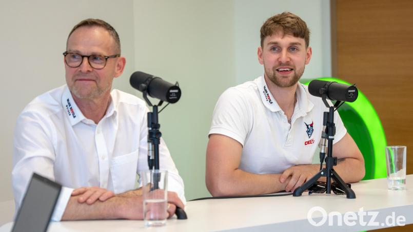Jürgen Rumrich (links) und Luca Gläser waren in der alljährlichen Live-Episode des Podcasts "Powerplay" im Verlagsgebäude von Oberpfalz-Medien zu Gast. Bild: Marina Gube