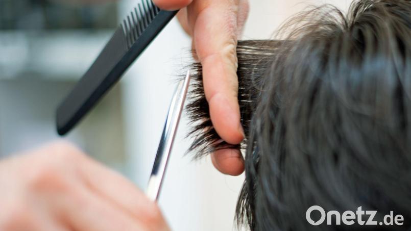 Gegen den 21-jährigen Friseur wurde ein Strafverfahren eingeleitet. (Symbolbild) Bild: Symbolbild Friseur/dpa