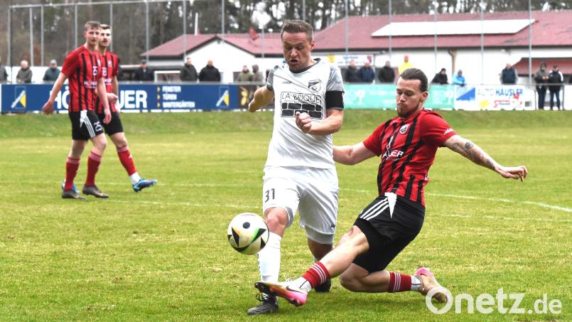 Revanche gefordert: Der SC Luhe-Wildenau (rote Trikots) ist im Duell gegen den TSV Seebach ausnahmsweise nicht der Favorit. Bild: Gerhard Büttner