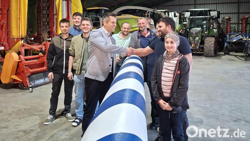 Die „Maibaumauslöse“ ist erfolgreich verlaufen und abgeschlossen. Die Verhandlungen zwischen der Feuerwehr Nunzenried und Oberviechtachs Bürgermeister Rudolf Teplitzky führten zu einem "Deal". Bild: Veronika Biegerl