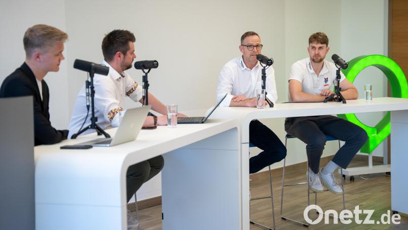 Powerplay-Live-Podcast mit Jürgen Rumrich und Luca Gläser von den Blue Devils Weiden. Bild: Marina Gube