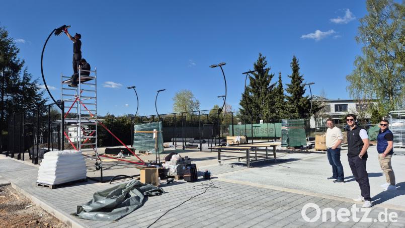 Drei neue Padel-Plätze entstehen derzeit auf dem Gelände des SV Altenstadt/WN. Das Vorstandsteam mit Werner Gößl, Niklas Bock und Uli Hösl (von links) freut sich auf die Eröffnung Ende Mai. Bild: Lowak