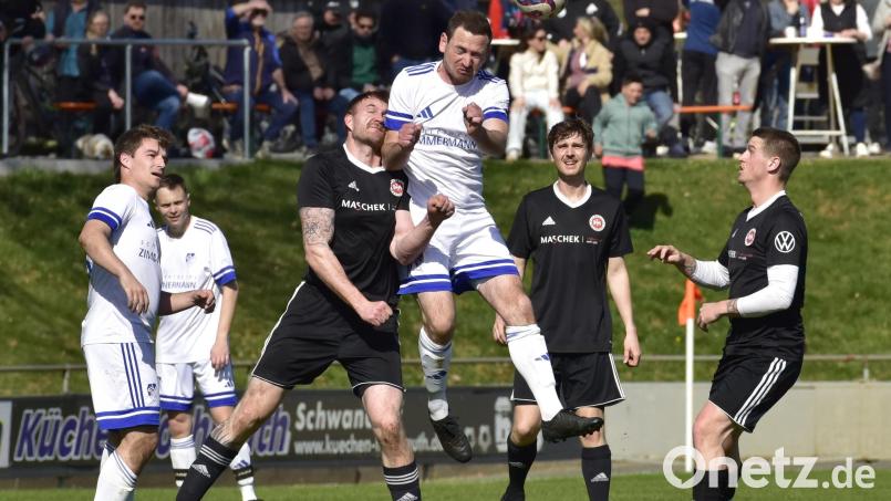 Der SV Diendorf (weiß) muss im Abstiegskampf gegen den Tabellenletzten aus Nittenau punkten. Bild: Hans Mark