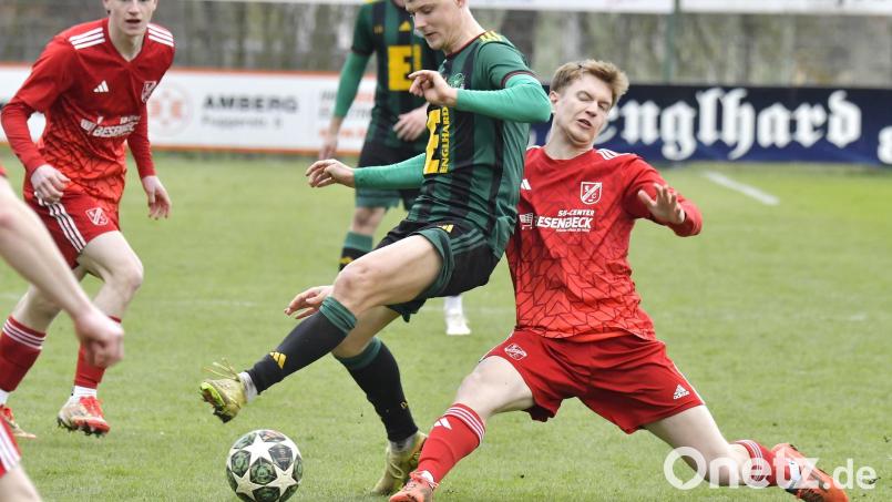 Voller Einsatz im Titelrennen: Fabio Pirner (2.v.r.) von der DJK Ammerthal wird in dieser Szene von seinem Gegenspieler vom TSC Neuendettelsau hart attackiert. Beim Tabellenschlusslicht Röslau wird's wohl nicht angenehmer. Bild: Hubert Ziegler