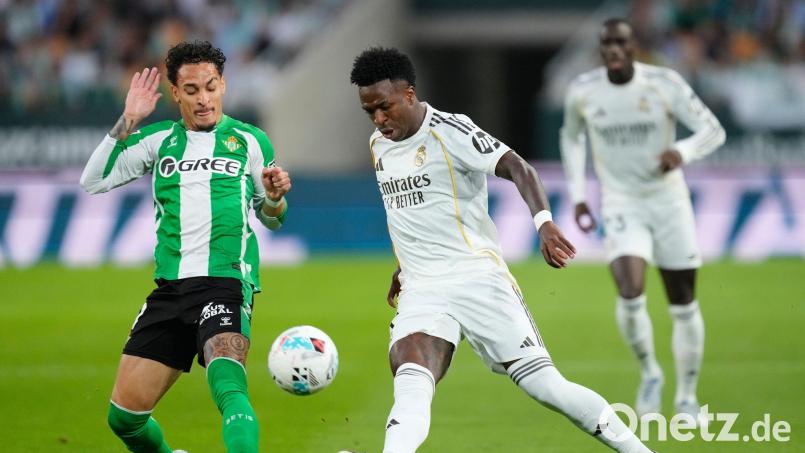 Auch das Führungstor durch Vinícius Júnior (r) verhalf Real Madrid gegen Betis Sevilla nicht zum Sieg. Bild: Jose Breton/AP/dpa