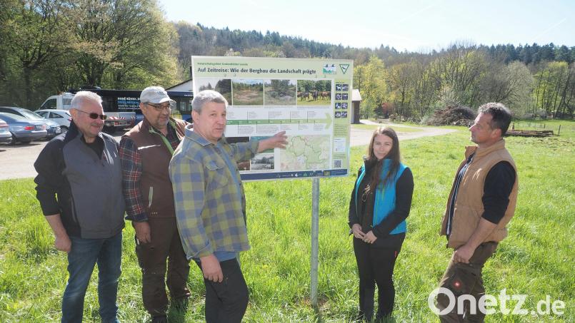 Neue Infotafeln rund um das Naturschutzgebiet inspizieren (von links) Markus Kürzdörfer, Ludwig Wittmann, Wolfgang Wiesent, Katharina Bogenberger und Uwe Schlegel. Bild: kek