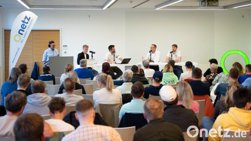 Powerplay-Live-Podcast mit Jürgen Rumrich und Luca Gläser zur abgelaufenen DEL2-Saison der Blue Devils Weiden. Thematisch ging es um die abgelaufene Spielzeit und den bevorstehenden Abschied von Jürgen Rumrich. Bild: Marina Gube