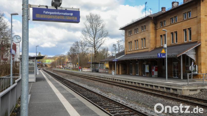 Unbekannte haben an der Haltestelle Sulzbach-Rosenberg Steine und Äste auf die Schienen gelegt. Symbolbild: Wolfgang Steinbacher