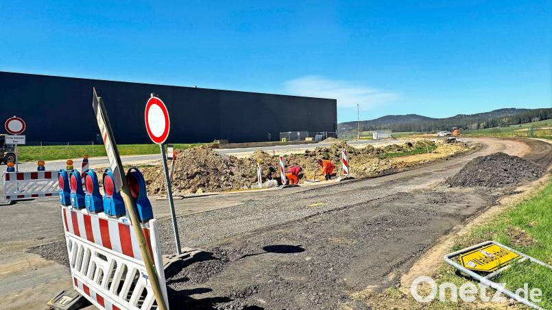 Ab sofort ist bis zum Ende der Arbeiten an der Waldershofer Ortsumgehung die Rodenzenreuther Straße beim Scherdel-Logistikzentrum gesperrt. Mit Folgen für die Verkehrsteilnehmer. Bild: Matthias Bäumler