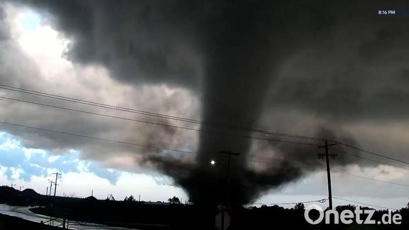 Oklahoma liegt mitten in der „Tornado Alley“ (deutsch etwa: Tornado-Gasse), wo häufig Wirbelwinde entstehen - nun fegte wieder ein großer grauer Tornado-Trichter durch Teile des Bundesstaates. Bild: Uncredited/KWTV/KOTV via AP/dpa