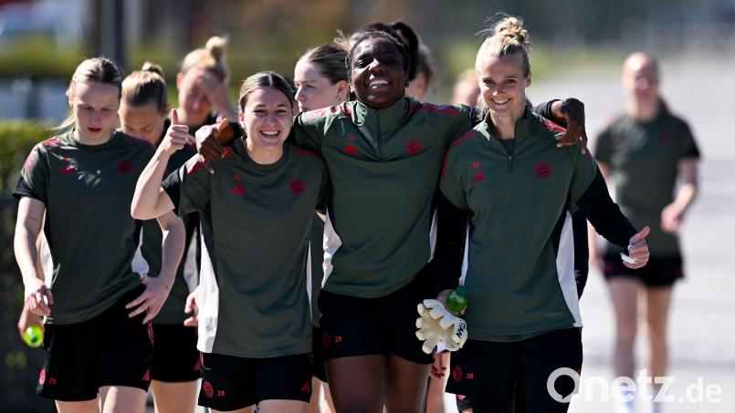 Gute Laune vor dem bislang wichtigsten Spiel des Jahres: die Fußballerinnen des FC Bayern. Bild: Sven Hoppe/dpa