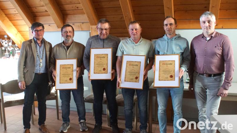 Bürgermeister Gerald Reiter (links) und sein Nachfolger Michael Riedl (rechts) verabschieden Josef Paa, Werner Zach, Johann Wild und Franz Dietl (von links) aus dem Gemeinderat Stadlern. Bild: mmj