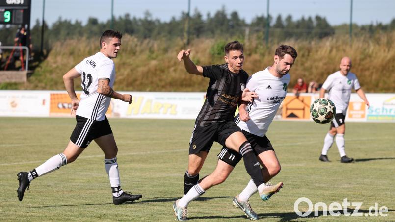 Der TSV Reuth (weiße Trikots) ist diese Saison zu Hause nur schwer zu schlagen. Das bekam auch in der Saisonanfangsphase im Derby der TSV Erbendorf bei seiner 1:2-Niederlage zu spüren. Am Sonntag stellt sich in Reuth Spitzenreiter SV 08 Auerbach vor, der auf dem Weg zur Meisterschaft diese Hürde überspringen muss. Archivbild: Dieter Jäschke