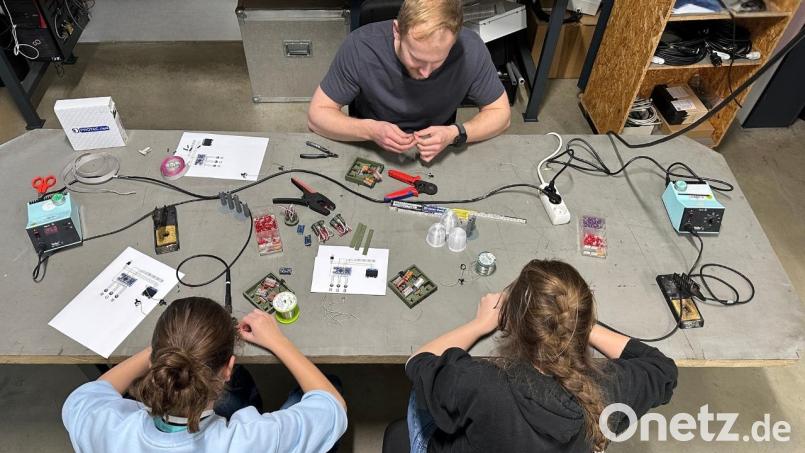 Vorne die beiden Schülerinnen, hinten Ausbilder Florian Helgert. Bild: Nikoletta Georgoula