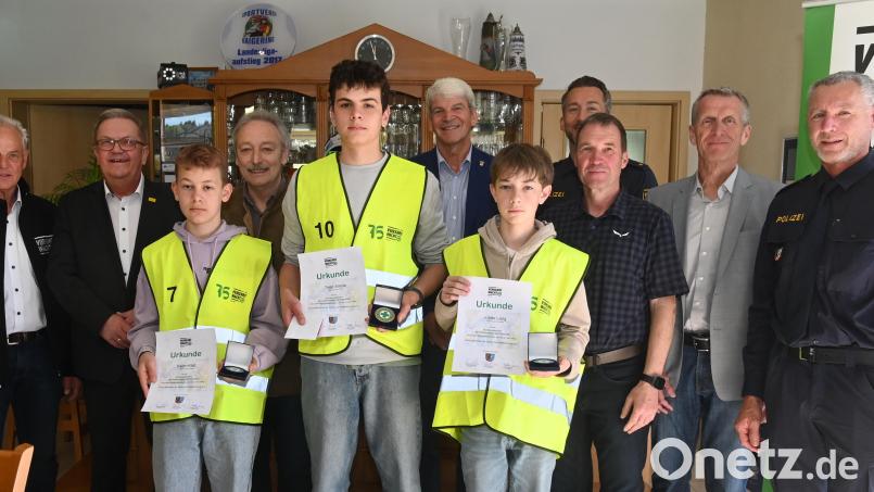 Der beste Schülerlotse der Oberpfalz heißt Theo Smola (Mitte). Auf Platz zwei und drei folgten beim Schülerlotsen-Bezirksentscheid Jonas Lang (vorne rechts) und Beorn Klatt (vorne links). Es gratulierten (hinten, von links) Peter Starnecker, Martin Preuß, Gernot Schötz, Michael Rischke, Polizeirat Bernd Groß, Polizeiobrrat Heiko Sedelmaier, Gerald Haas und Joseph Decker. Bild: Gerhard Franz