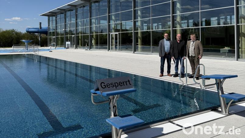 Bulmare Geschäftsführer Johannes Ortner (vo links) und Bulmare Geschäftsführer Reiner Beck überzeugten sich mit Bürgermeister Thomas Gesche vom Abschluss der Revision und den Arbeiten rund um den Start der Sommersaison. Bild: Nadine Nübler