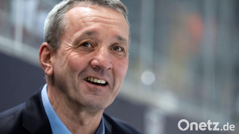Trainer Thomas Popiesch gelang mit den Krefeld Pinguinen die Zweitliga-Meisterschaft. (Archivbild) Bild: Sven Hoppe/dpa