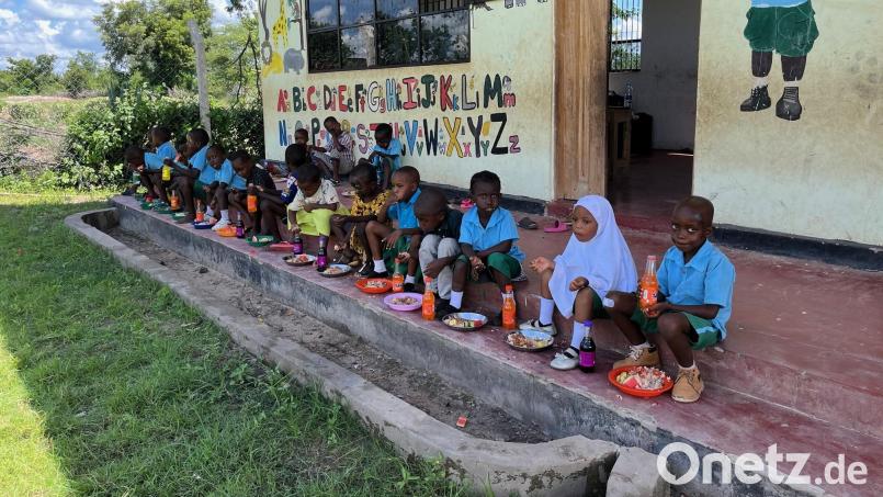 Die Kinder bekommen in der Schule in Sokoine zuverlässig ein Mittagessen. Bild: ihl