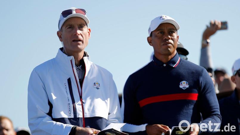 Statt Tiger Woods (r) wird Jim Furyk das US-Ryder-Cup-Team 2027 als Kapitän anführen. (Archivbild) Bild: Francois Mori/AP/dpa
