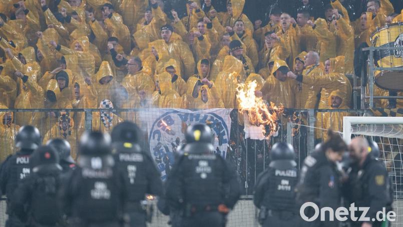 Wie im Spiel gegen Hertha BSC waren Dresdner Anhänger vor dem Spiel beim 1. FC Nürnberg an einer Schlägerei beteiligt. Das hat für einige von ihnen bereits Konsequenzen. (Archivbild) Bild: Sebastian Kahnert/dpa