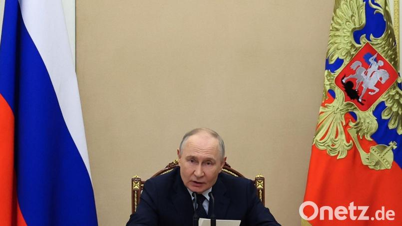 Kremlchef Putin fordert von der Regierung Maßnahmen zum Ankurbeln der mauen Wirtschaft. (Archivbild) Bild: Alexander Kazakov/Pool Sputnik Kremlin via AP/dpa
