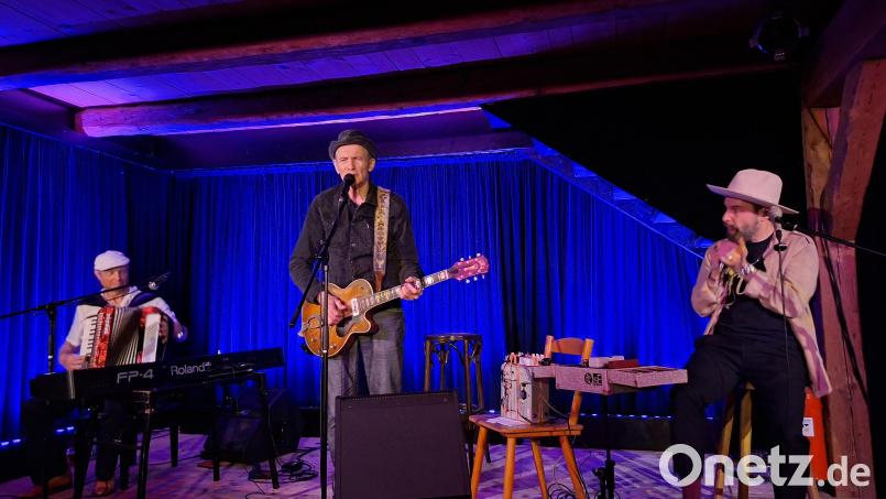 Mit Ludwig Seuss, Abi Wallenstein und San2 (von links) begeisterten gleich drei Ikonen des Blues und Boogie Woogie beim Konzert am Schafferhof. Bild: prh