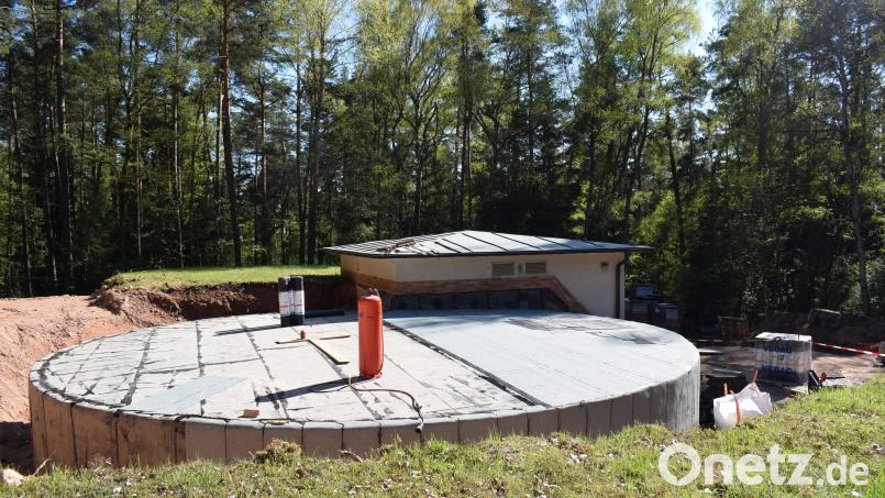 Die Sanierung des Hochbehälters Woppenhof II des ZV Glaubendorfer Gruppe hat bereits begonnen.Bisher wurde die erste Wasserkammer freigelegt und von außen abgedichtet. Bild: bnr