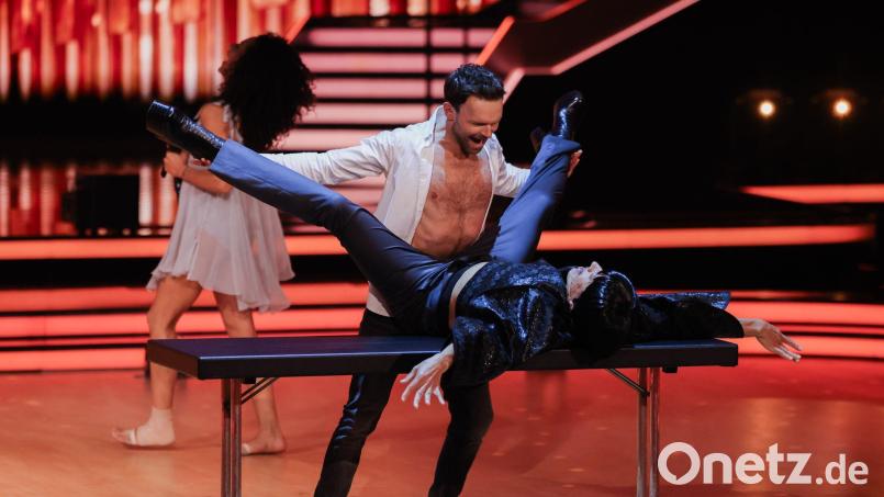 Ungewöhnliche Szene: Jurymitglied Jorge González liegt auf einem Tisch. Bild: Rolf Vennenbernd/dpa