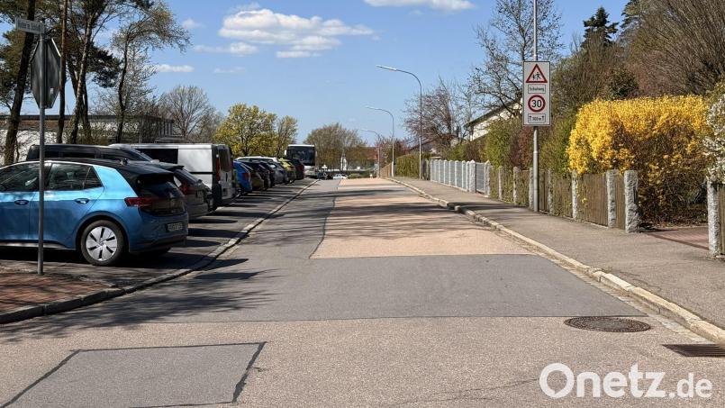 Die Straße "Hinterm Schloss" an der Pfalzgraf-Friedrich-Mittelschule in Vohenstrauß soll ebenfalls verkehrsberuhigter Bereich werden. Es muss ein Konzept erarbeitet und die nötigen Mittel im Haushalt bereitgestellt werden. Eine kurzfristige Lösung ist laut Verkehrsausschuss nicht möglich. Bild: Maximilian Rewitzer/Stadt Vohenstrauß