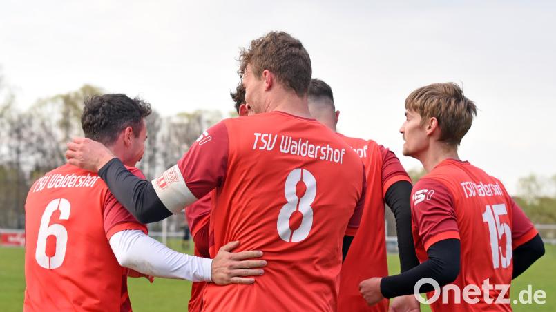 Am Dienstag feierte der TSV Waldershof einen 1:0-Sieg gegen den 1. FC Trogen, hier nimmt Torschütze Julian Fürst (Nummer 8) die Glückwünsche seiner Mitspieler entgegen. Am Sonntag gastiert Spitzenreiter SpVgg Bayreuth II am Hammerrang. Bild: Gebert