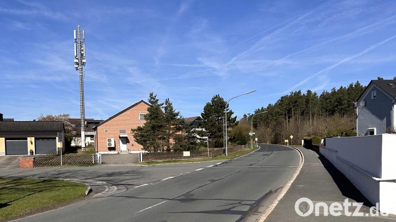 Rund um das Gebäude der Telekom an der Ecke Haupt-/Jägerstraße startet der Glasfaserausbau in Weiherhammer. Voraussichtlich wird in der Blütenstraße neben dem ALIA-Gelände begonnen. Bild: Siegfried Bock