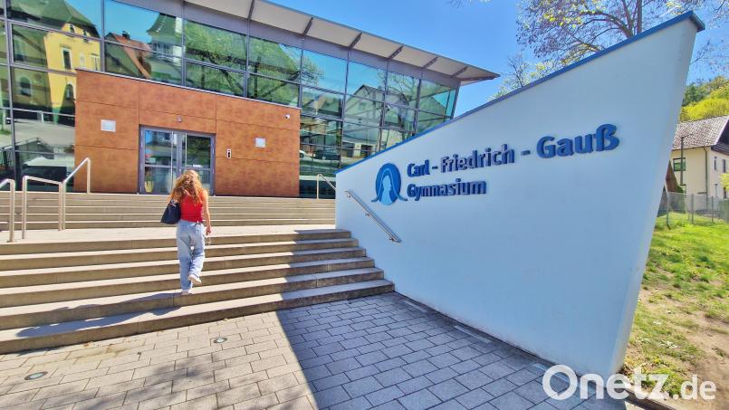 Schwerer Gang am Morgen: Hinter der Eingangstüre warten derzeit die Abiturprüfungen auf die Schüler. Sie haben neun Jahre am Gymnasium hinter sich und sind der erste G9-Jahrgang, der seinen Abschluss bestehen muss. Bild: Thomas Dobler