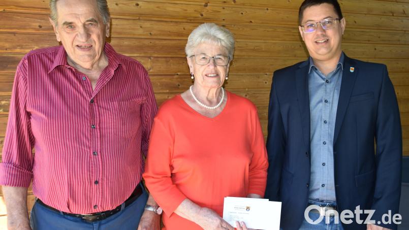 Zur Diamantenen Hochzeit von Ernst und Helga Kölbel gratulierte der 2.Bürgermeister der Gemeinde Illschwang Benjamin Hiltl. Bild: Norbert Weis
