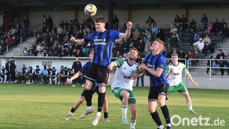 Adrian Hoti (links) klärt eine Eltersdorfer Flanke: Die SpVgg SV Weiden trotzte dem Bayernliga-Tabellenführer ein torloses Unentschieden ab. Bild: Büttner