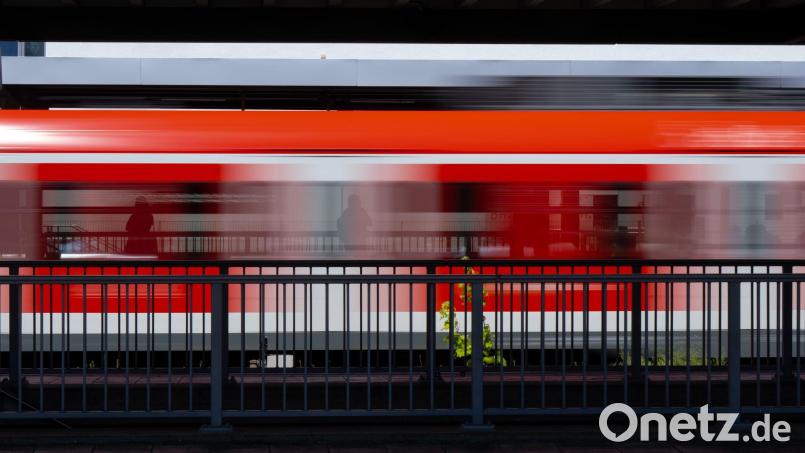 Aufgrund von Reparaturen an einer Oberleitung kommt es in München zu Einschränkungen im Regional- und S-Bahn-Verkehr. (Symbolbild) Bild: Sven Hoppe/dpa