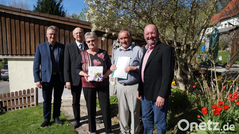 Der designierte Bürgermeister Adolf Hammer, Pfarrer Herbert Rösl (von links) und Gemeinderat Thomas Wilhelm (rechts) gratulieren dem Jubelpaar Marianne und Franz Baumer zur Goldenen Hochzeit Bild: wel
