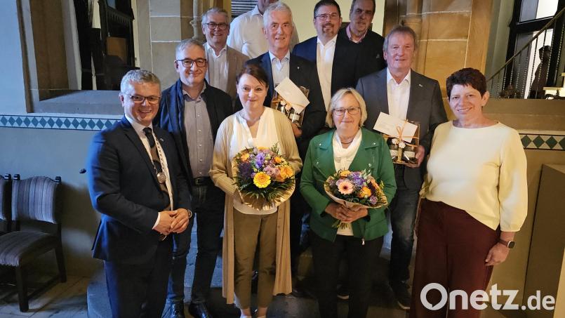 Bürgermeister Martin Birner (links) und dessen Stellvertreterin Margit Reichl (rechts) verabschieden zusammen mit den Fraktionssprechern die ausscheidenden Neunburger Stadträte. Bild: Georg Schmid
