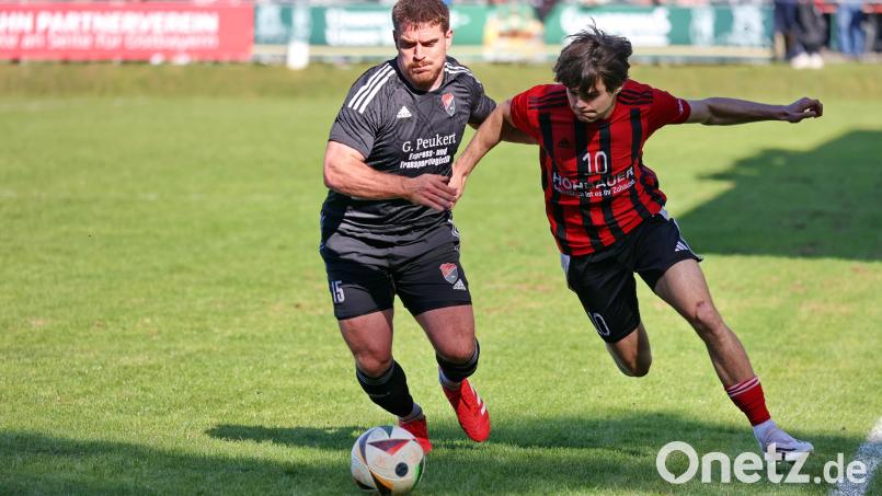 Torsten Hofbauer (rechts) im Zweikampf. Der Einwechselspieler erzielte den Ausgleich für den SC Luhe-Wildenau. Bild: Dieter Jäschke