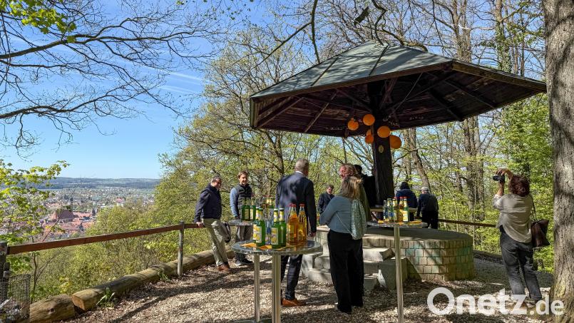 Stehtische mit Getränke gibt es beim Schwammerl in der Regel nicht. Am Freitag allerdings schon, denn es wurde die Renovierung des Aussichtspunktes „Schwammerl“ am Mariahilfberg gefeiert. Bild: Petra Hartl
