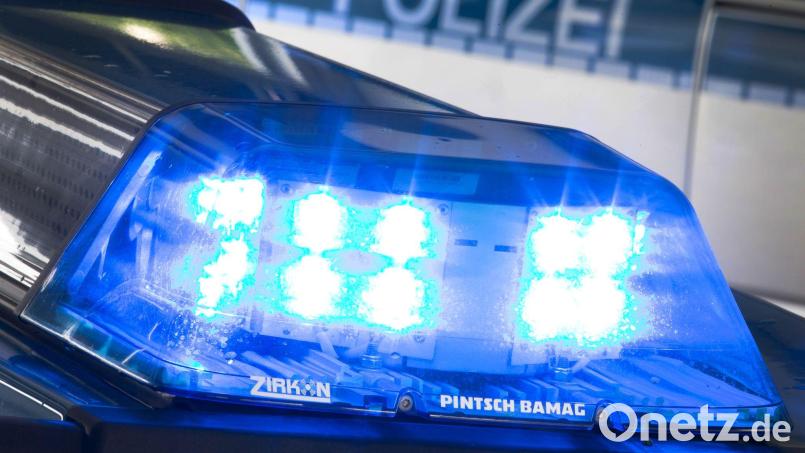 Die Polizei sucht nach der Autofahrerin. (Symbolbild) Bild: Friso Gentsch/dpa