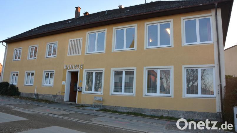 Einstimmig verabschiedete die Gemeinde Pechbrunn den Haushalt 2026, der wiederum viele Investitionen in Kanal und Wasserleitung vorsieht. Die Gemeinde hofft nun auf zeitnahe Auszahlung der Fördermittel, um die Verschuldung wieder rückführen zu können. Bild: jr