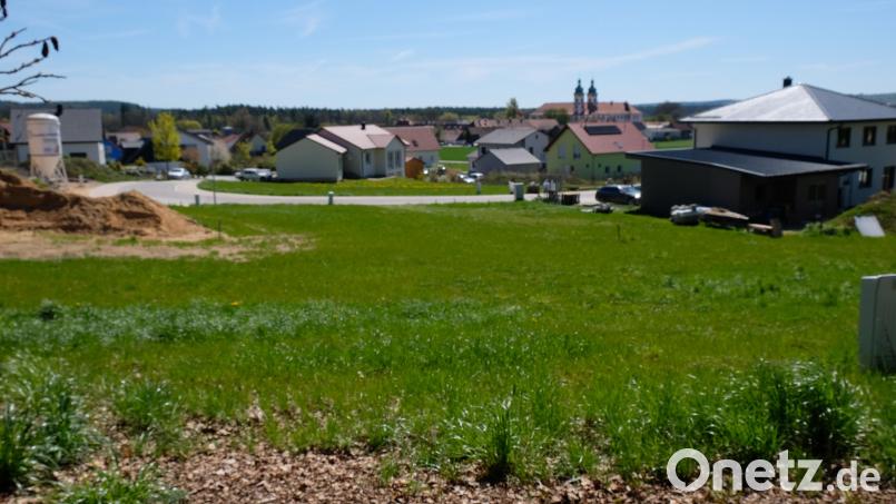 Die Bereitstellung von Bauland ist für jede Kommune eine existenzielle Zukunftsaufgabe. Mit der Erschließung des Baugebietes Krummacker III trägt die Gemeinde Speinshart dem ständigen Bedarf Rechnung. Erste Eigenheime sind bereits im Bau. Weitere Bauanträge befinden sich im Genehmigungsverfahren. Bild: Robert Dotzauer