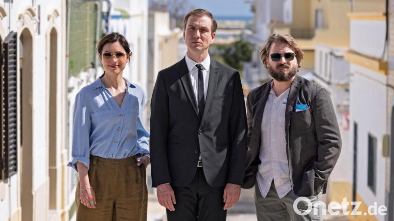 Die drei Kollegen entdecken auf einem abgelegenen Hof eine Männerleiche mit einer Vogelfeder im linken Auge. (Handout) Bild: Katharina Mückstein/ARD Degeto/dpa