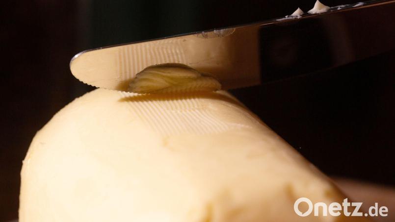 Der Butterpreis schwankt, nun wieder zugunsten der Verbraucher. (Illustration) Bild: Fernando Gutierrez-Juarez/dpa