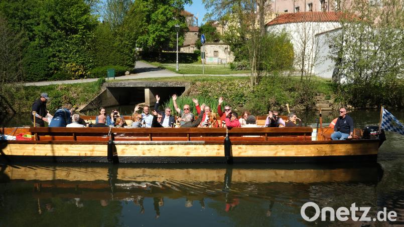 Bei Sonnenschein und frühlingshaften Temperaturen starteten Oberbürgermeister Michael Cerny und seine Begleiter zur ersten Plättenfahrt dieser Saison. Bild: Hirsch