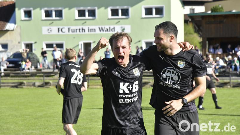 Noah Majdic (links) und Maximilian Witzel (rechts) vom FC Amberg feiern den Aufstieg in die Landesliga. Bild: Hubert Ziegler