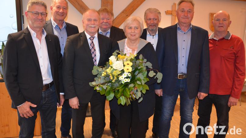 Verabschiedet wurden Bürgermeister Max Bindl und die ausscheidenden Markträte, im Bild (von links) mit Uwe Rosner, Reinhard Wurm, Max Bindl, Edwin Pfohl, Helga Bindl, Lothar Müller (Bayerischer Gemeindetag), Edgar Wenisch und Ortssprecher Richard Eckstein. Bild: jr