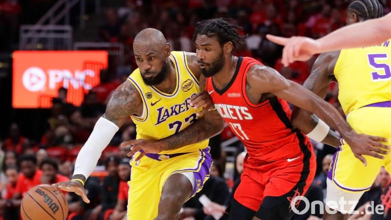 LeBron James (links) erzielte für die Los Angeles Lakers in Spiel drei gegen die Houston Rockets 29 Punkte. Bild: Michael Wyke/AP/dpa