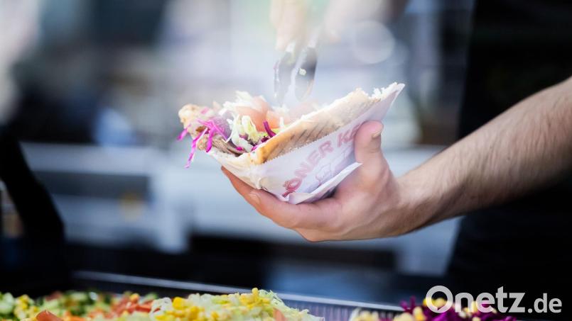 Die Klosterschwestern waren von ihrem Döner begeistert. (Symbolbild) Bild: Christoph Soeder/dpa