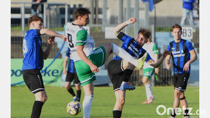 Intensive Zweikämpfe prägten die hochklassige Bayernliga-Partie zwischen der SpVgg SV Weiden und dem SC Eltersdorf. In dieser Szene wollen Martin Ruda (rechts) und Adrian Hoti (links) den Eltersdorfer Stürmer Yannik Jassmann stoppen. Bild: Gerhard Büttner